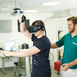 En person som har på seg et virtual reality-headset og en person som har på seg et virtual reality-headset