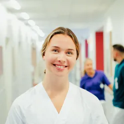 Sykepleier smiler