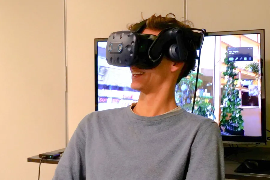 En mann som har på seg et virtual reality-headset
