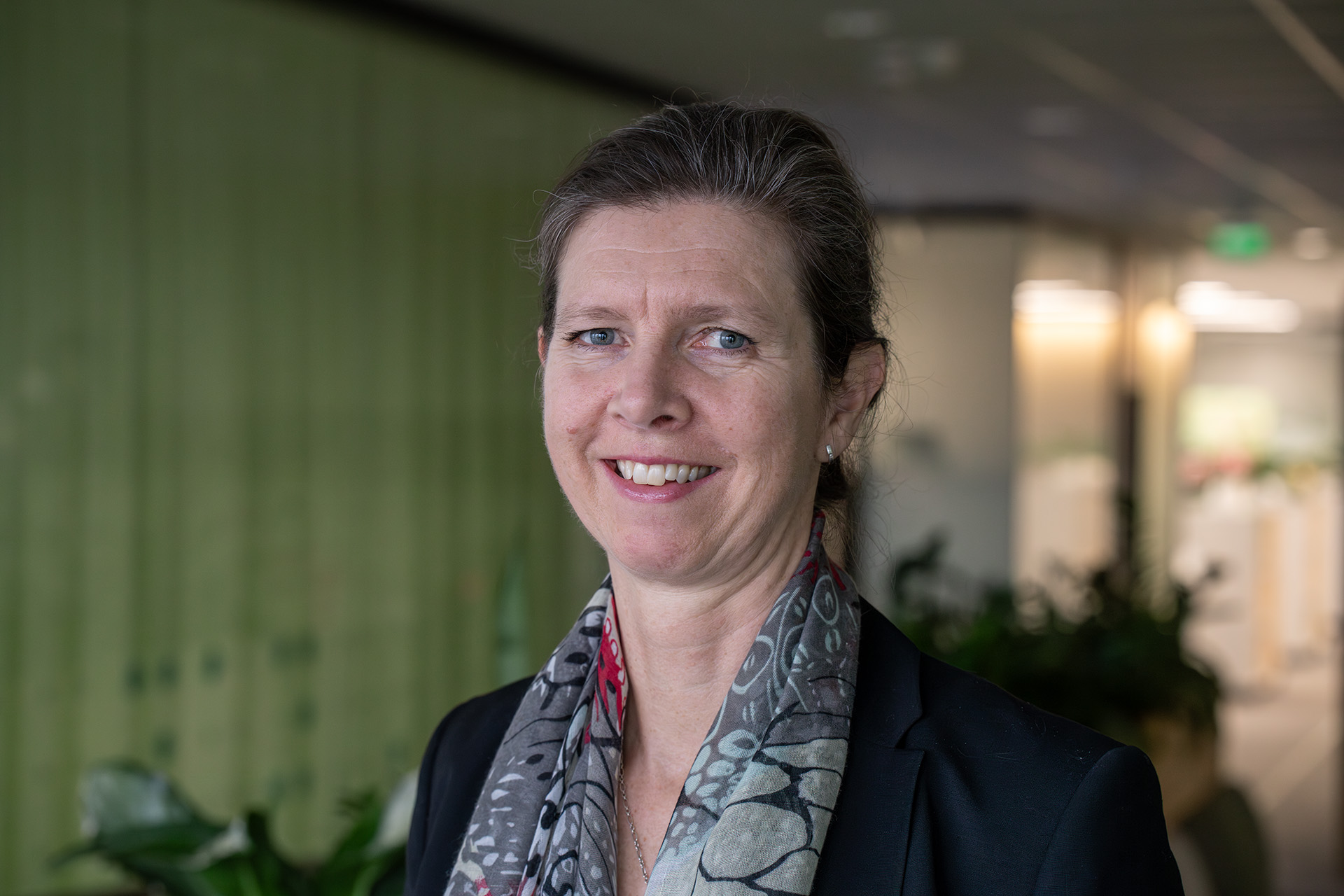 En mann som smiler til kameraet