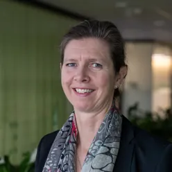 En mann som smiler til kameraet