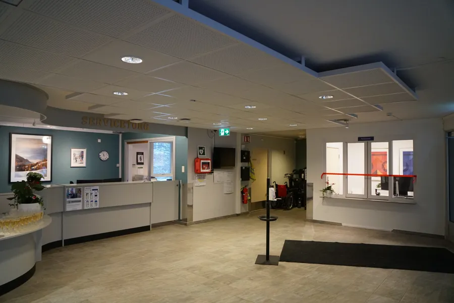 To skranker ved sykehusinngang