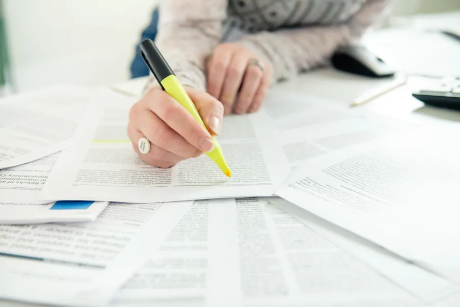 En person som skriver på et stykke papir