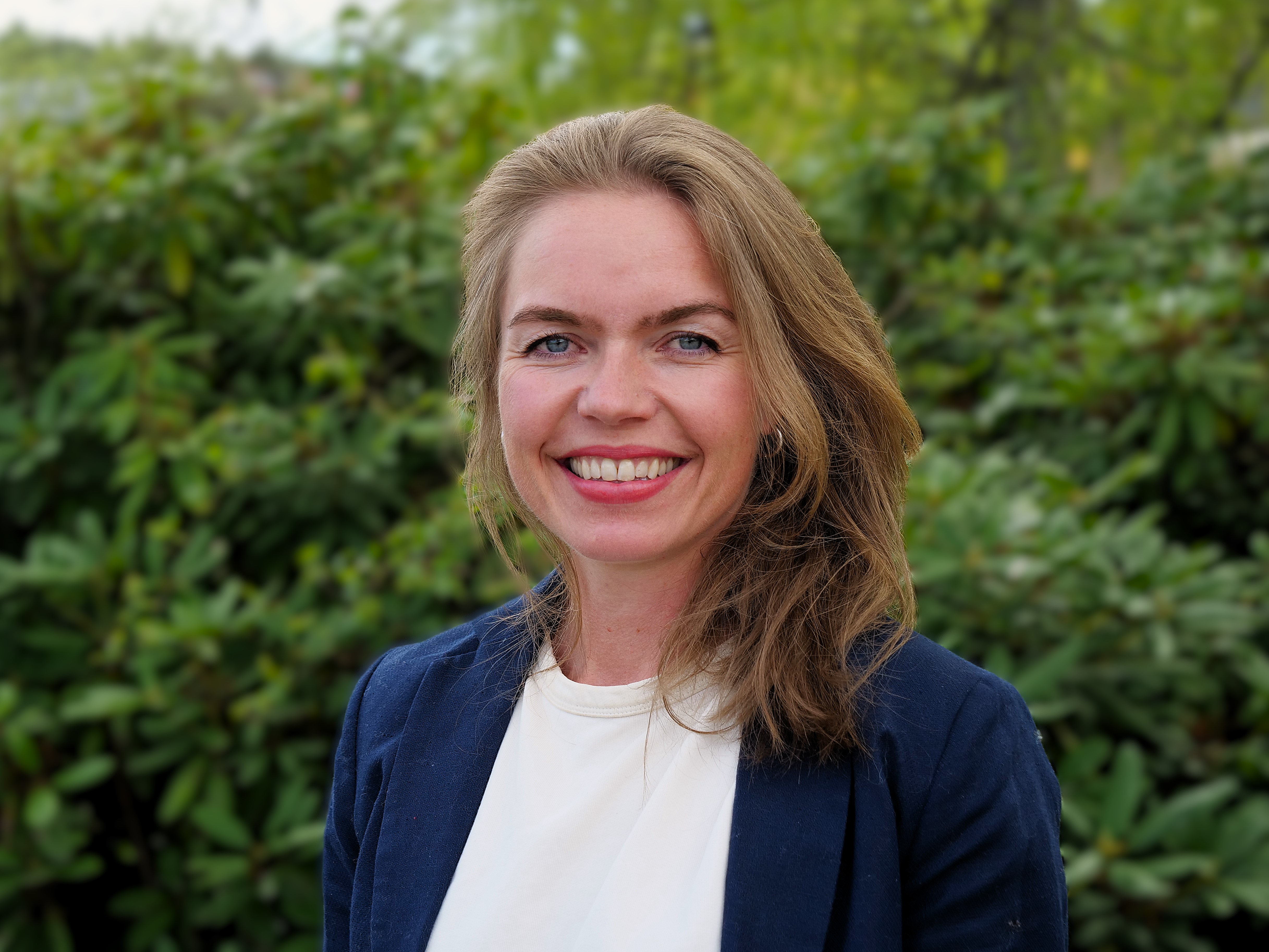 En person som smiler til kameraet