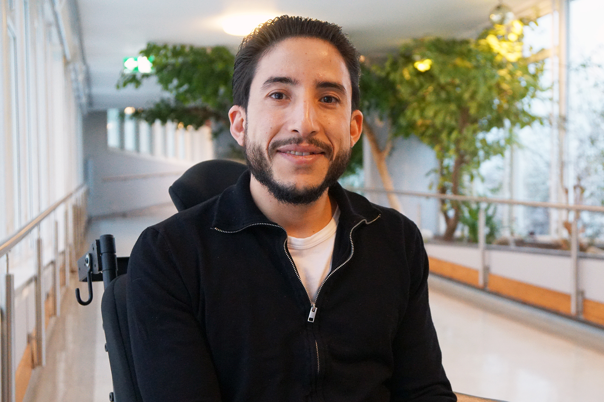 En mann som smiler til kameraet