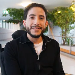 En mann som smiler til kameraet