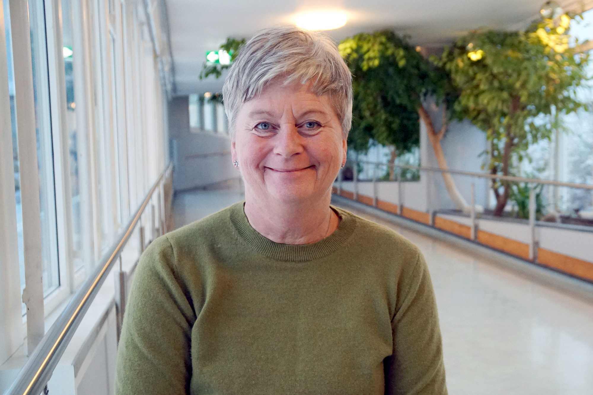 En mann som smiler til kameraet