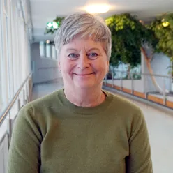 En mann som smiler til kameraet