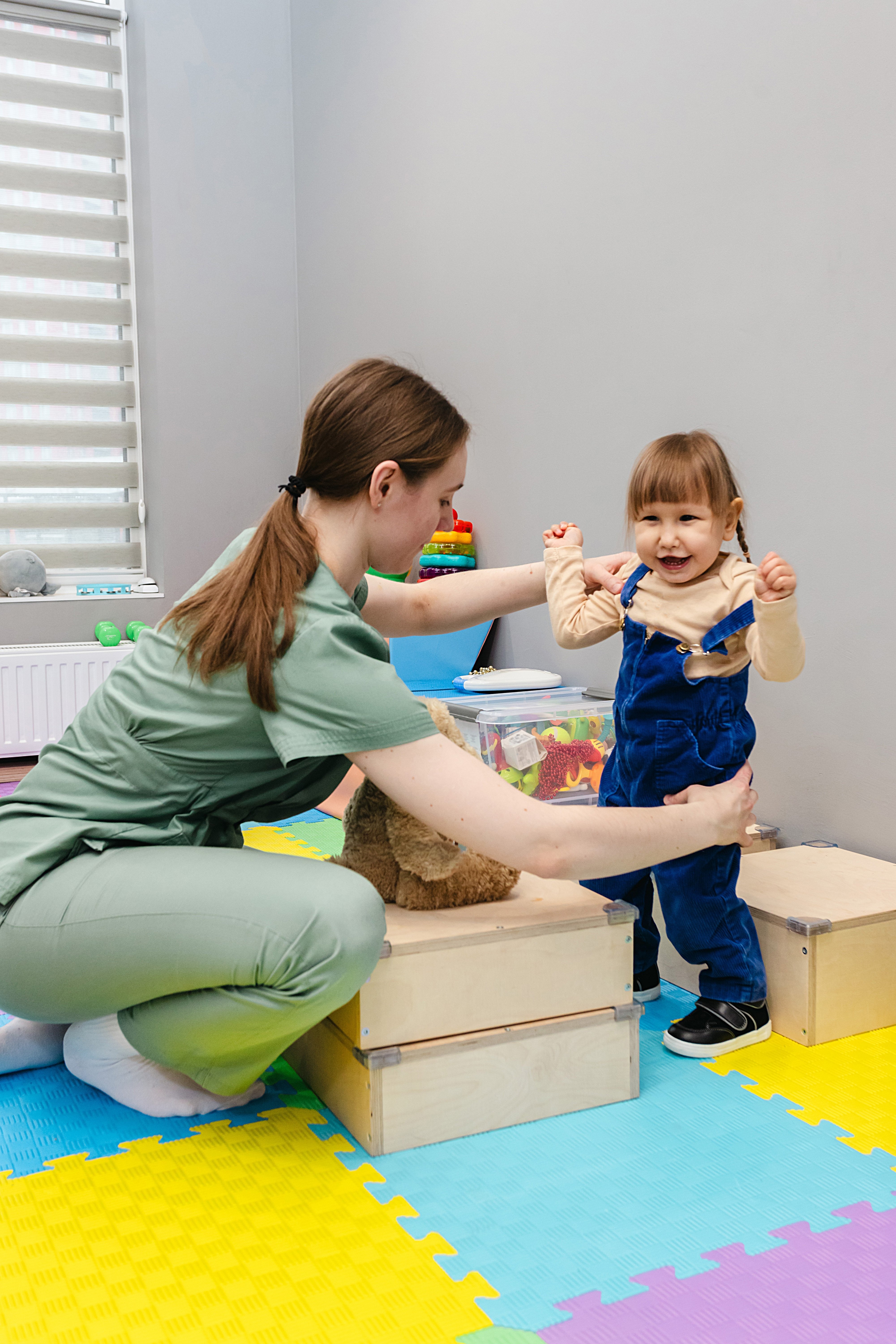 Jente og fysioterapeut som trener