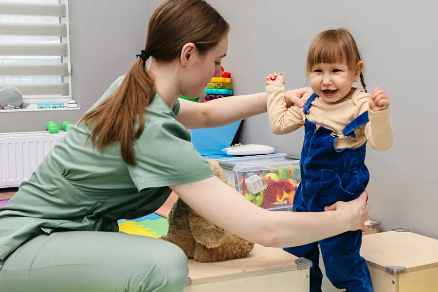 Jente og fysioterapeut som trener