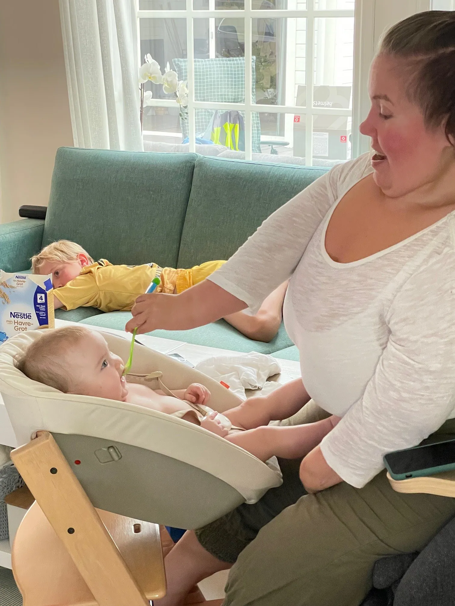 En person som mater en baby