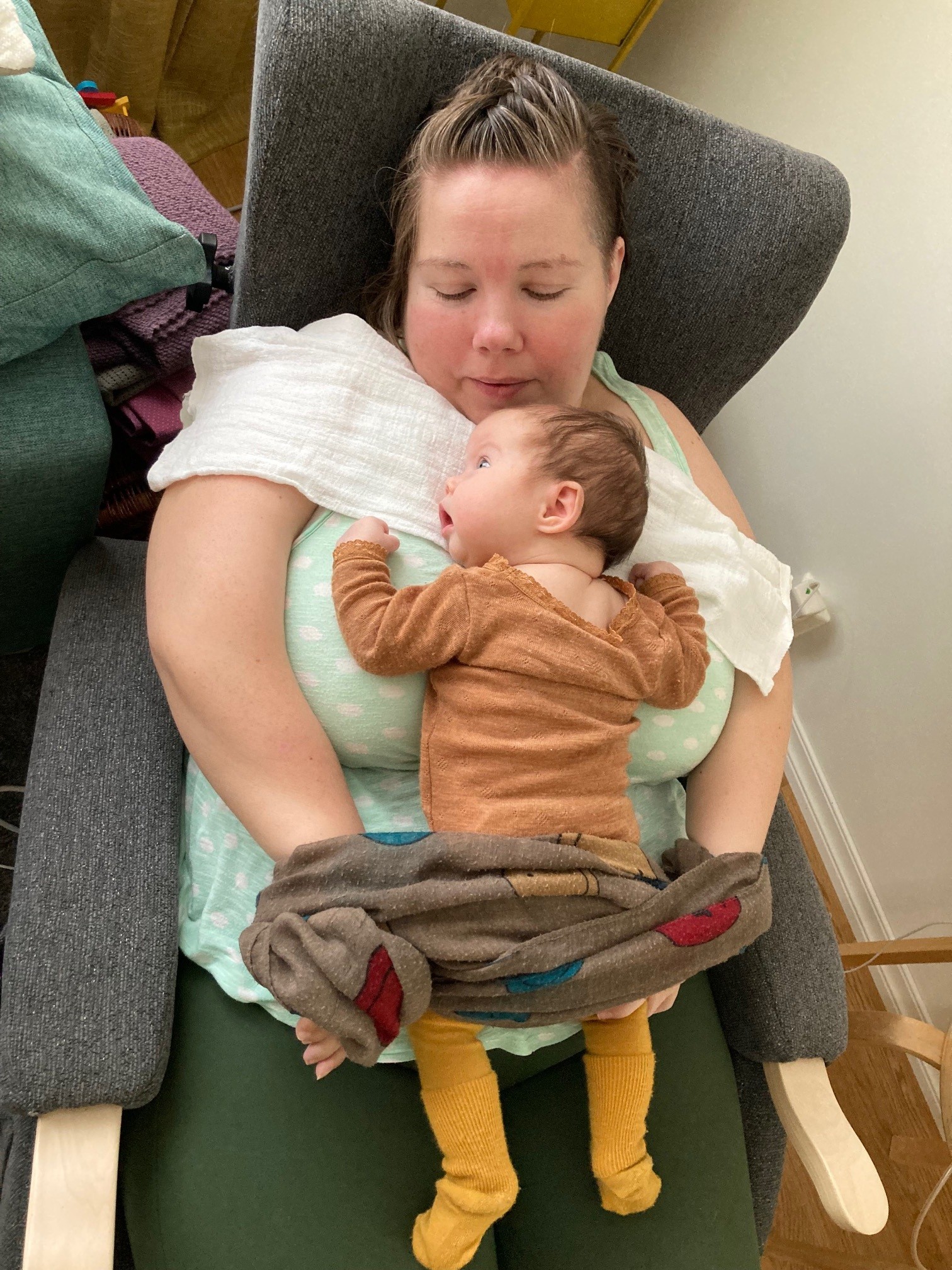 En person som holder en baby