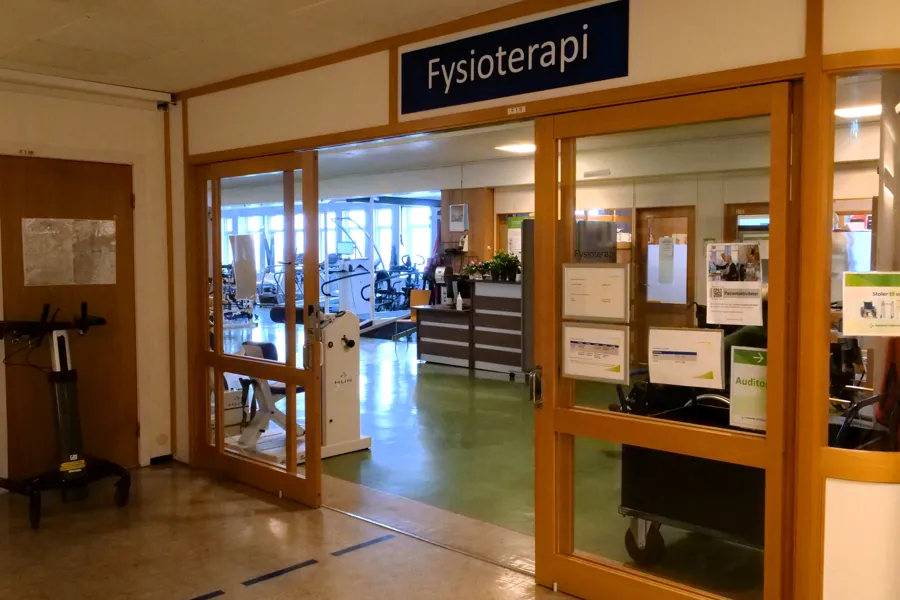 En butikkfasade med glassdører