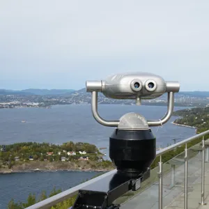 Bilde fra terrassen, ut mot sjøen