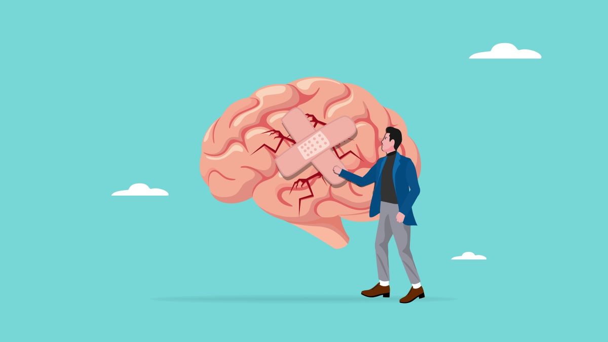 En person som ser på en hjerne. Hjernen har et plaster på seg.