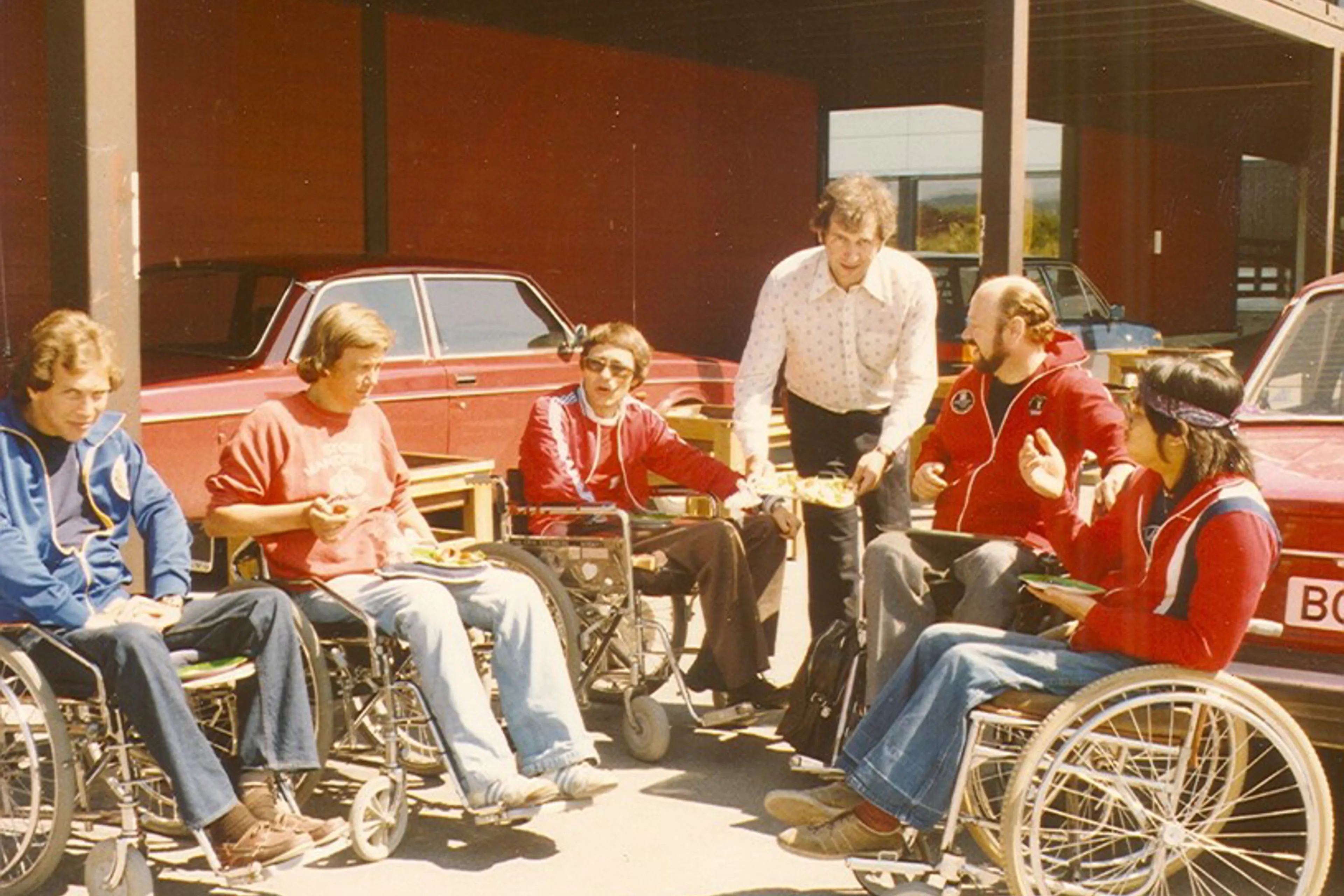 En gruppe mennesker som sitter i rullestol