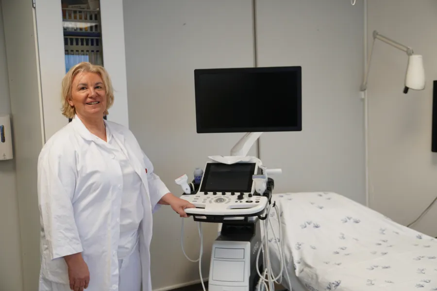 Nærbilde av Jelena Simic på behandlingsrommet på spastisitetsklinikken