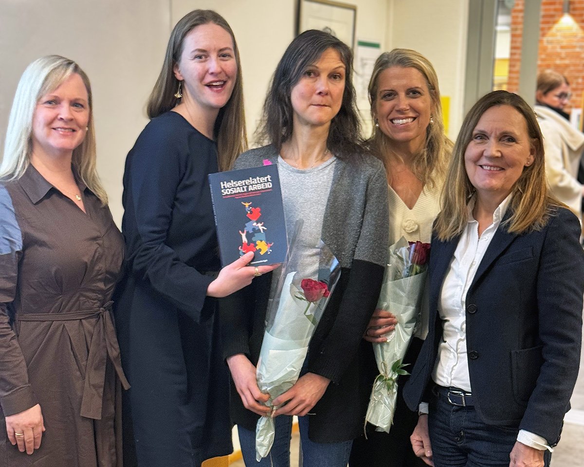 Gruppebilde: Fra venstre: Jannike Vikan (Sunnaas Sykehus), Siri Tveitan (Regional Kompetansetjeneste for Rehabilitering i Helse Sør-Øst), Dagny Adriaenssen Johannessen (redaktør, Oslomet),  Hanne S.  Nilsen (redaktør, Oslo universitetssykehus), Amy K. Østertun Geirdal (redaktør, Oslomet).