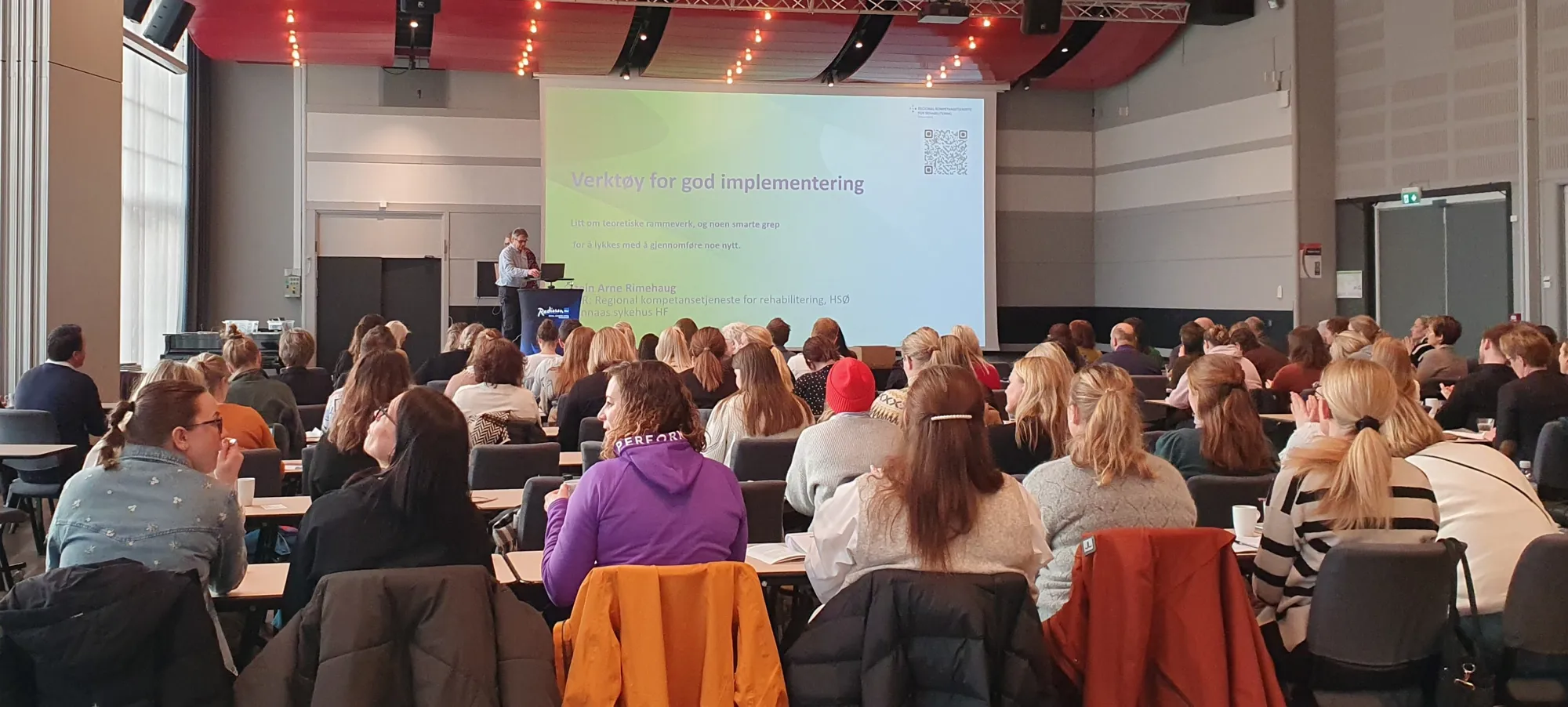 En person som holder en presentasjon for et publikum
