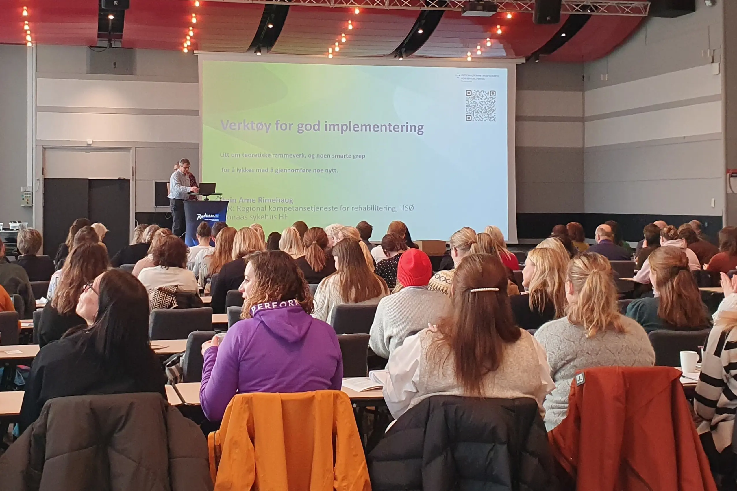 En person som holder en presentasjon for et publikum