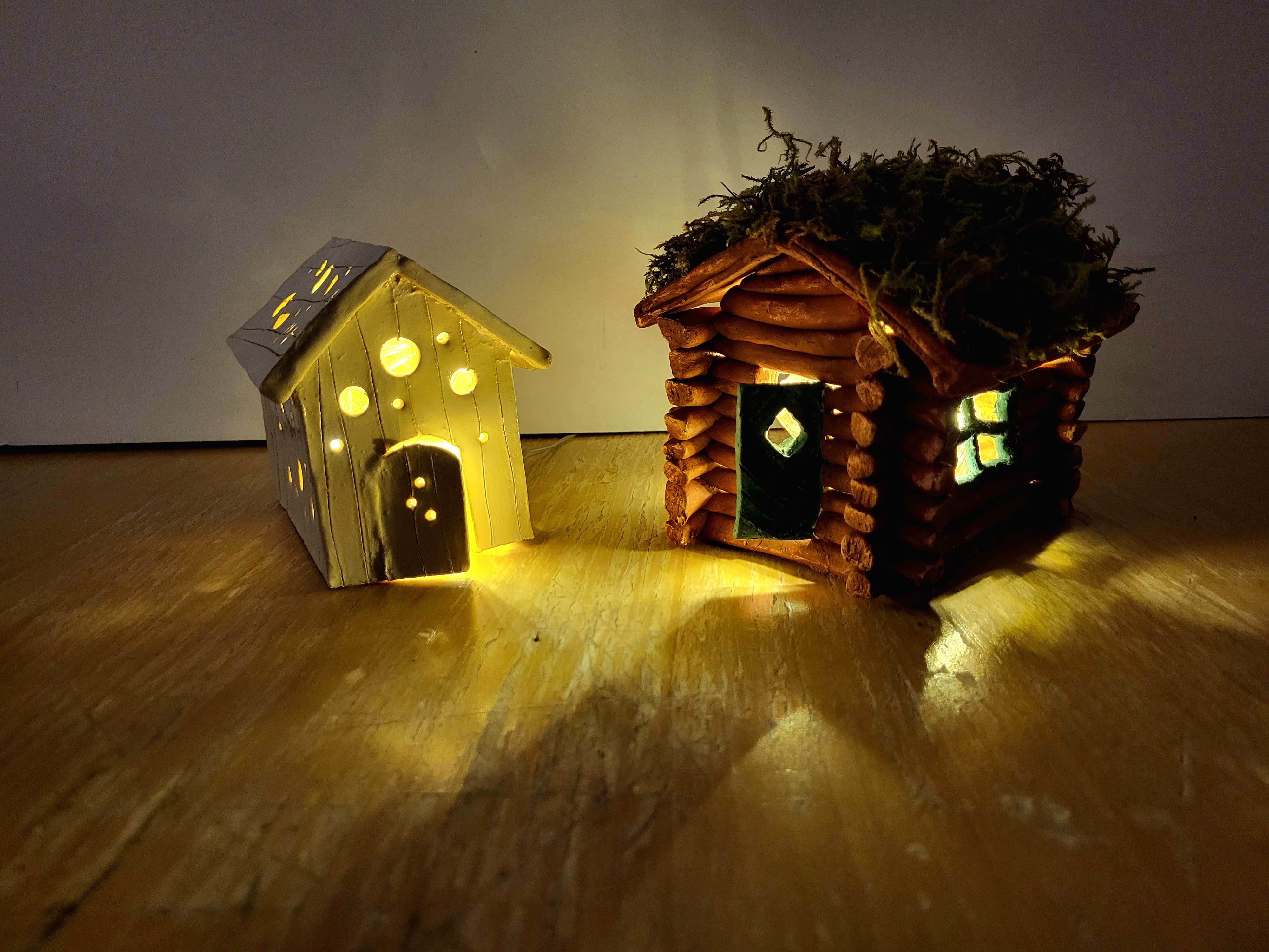 Et par små bygninger med lys på