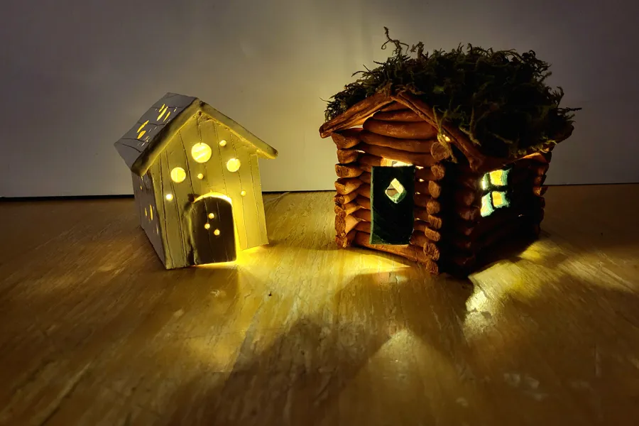 Et par små bygninger med lys på