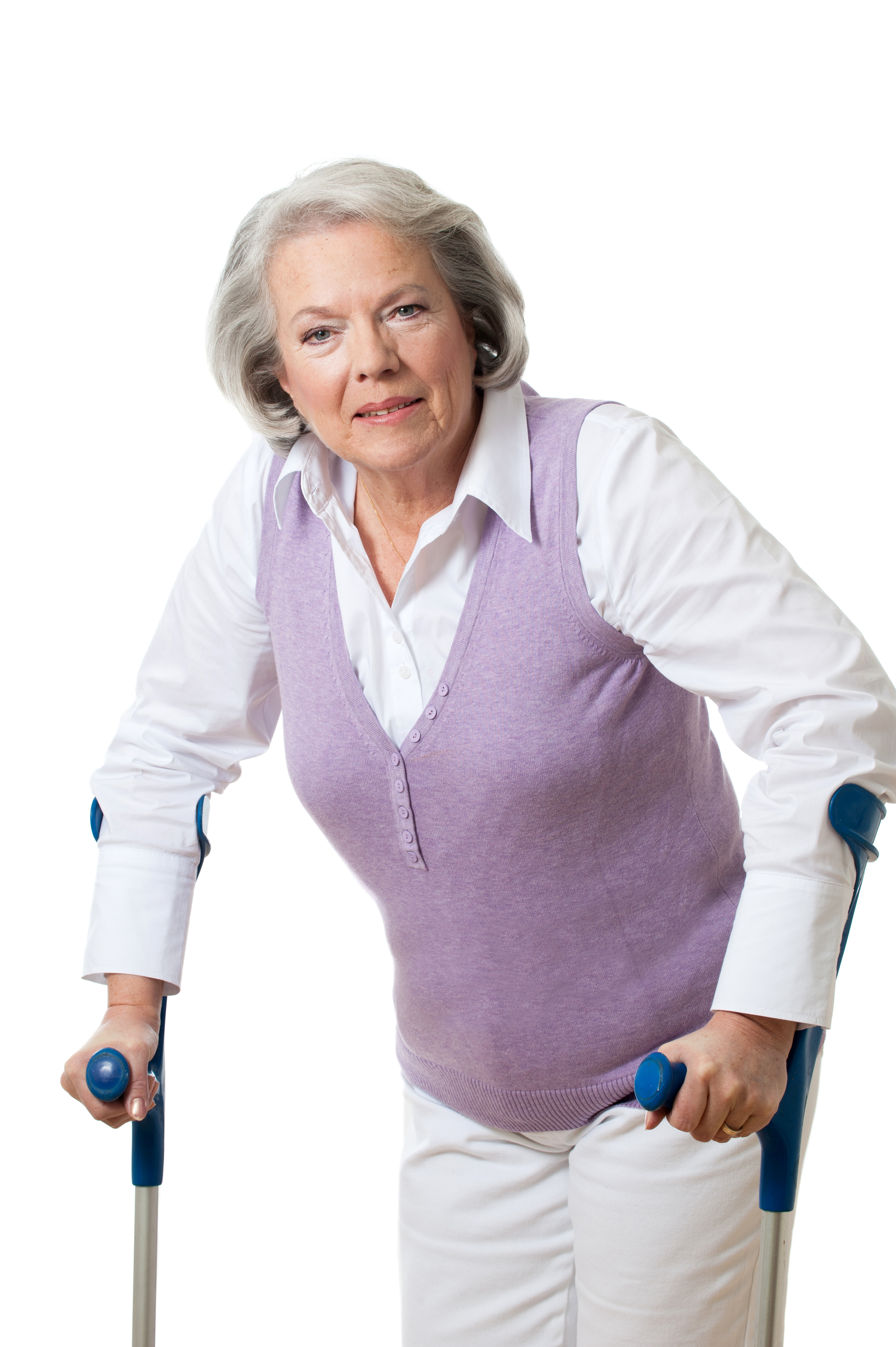 Eldre dame med krykker