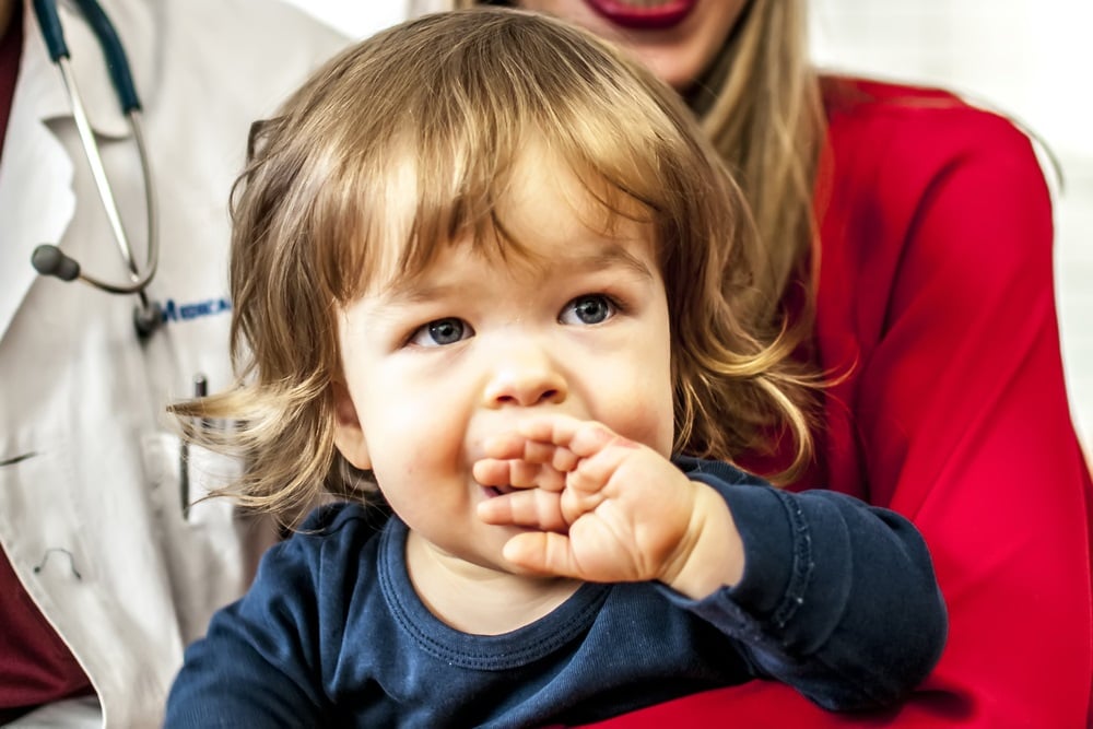 Illustrasjon av barn med akondroplasi sammen med mor og lege