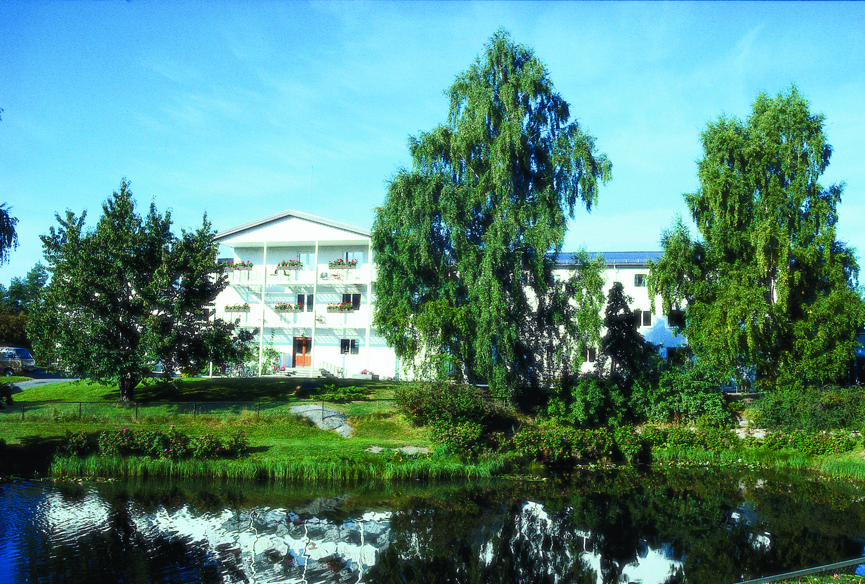 Bilde av D-blokka på Sunnaas sykehus. Bildet er tatt på sommeren.