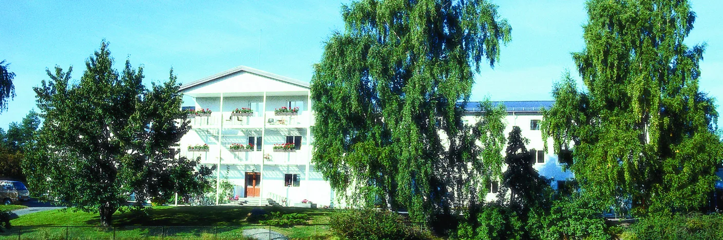 Bilde av D-blokka på Sunnaas sykehus. Bildet er tatt på sommeren.