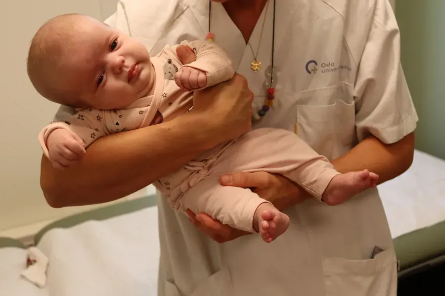 En baby i fanget til en lege