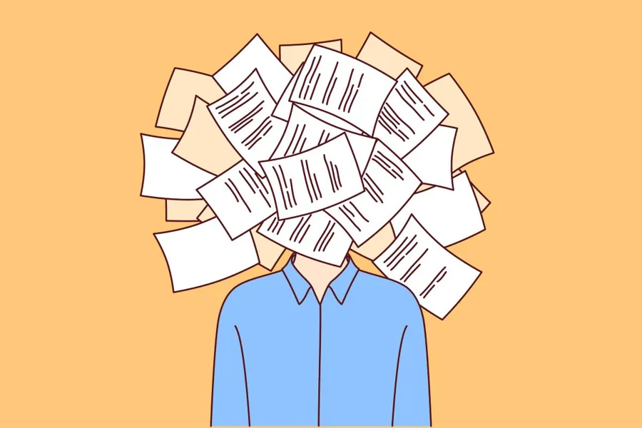 En mann som har mange papirer foran ansiktet, slik at man ikke kan se han.