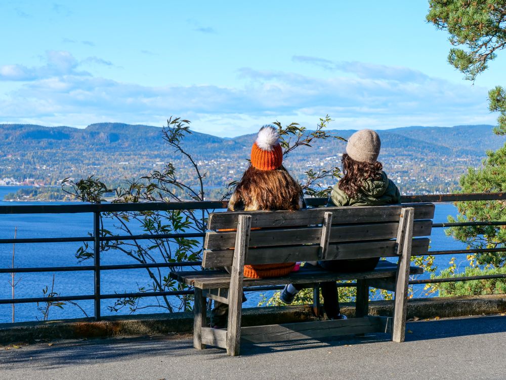 To personer som sitter på en benk