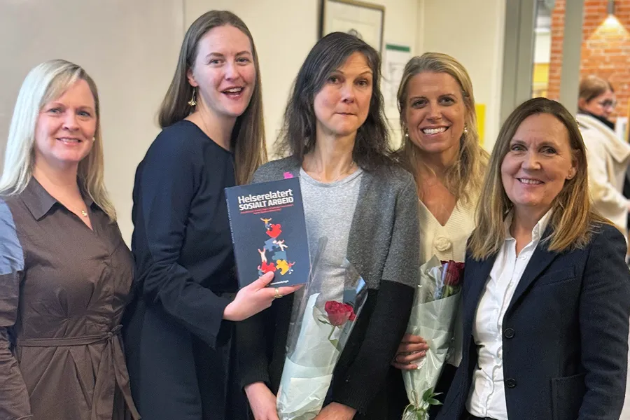 Gruppebilde: Fra venstre: Jannike Vikan (Sunnaas Sykehus), Siri Tveitan (Regional Kompetansetjeneste for Rehabilitering i Helse Sør-Øst), Dagny Adriaenssen Johannessen (redaktør, Oslomet), Hanne S. Nilsen (redaktør, Oslo universitetssykehus), Amy K. Østertun Geirdal (redaktør, Oslomet).