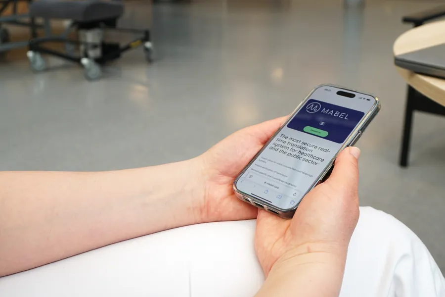 En person som holder en mobiltelefon