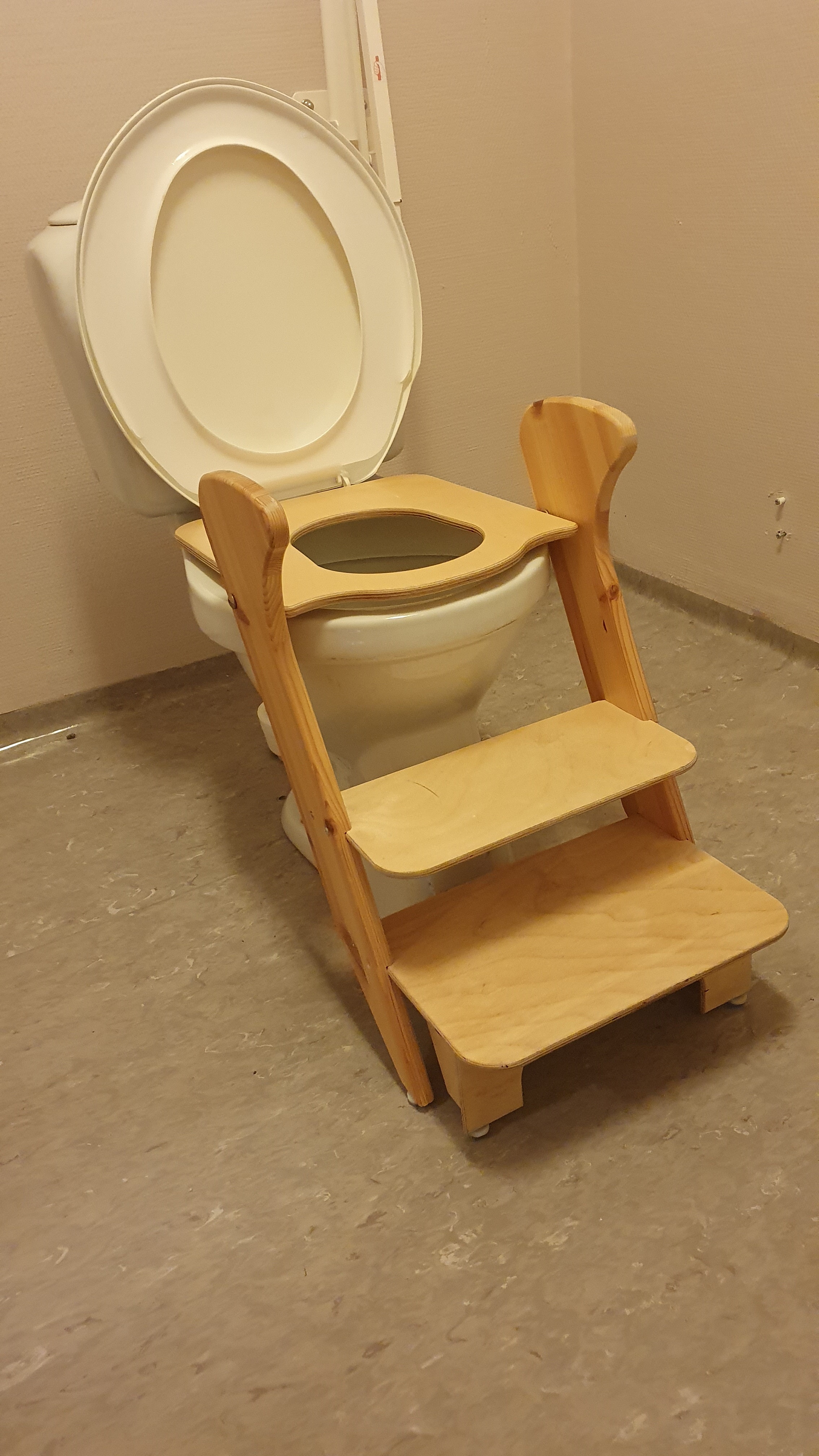 Et toalett med tresete