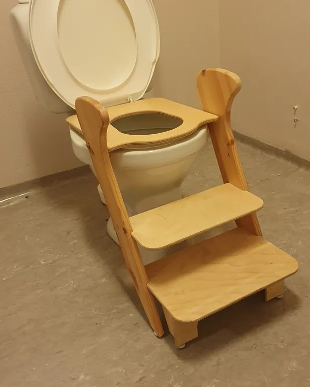 Et toalett med tresete