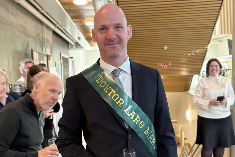 Bilde av Lars Martinsen etter hans disputas. Han har på et ordensbånd hvor det står "Doktor Lars Martinsen"