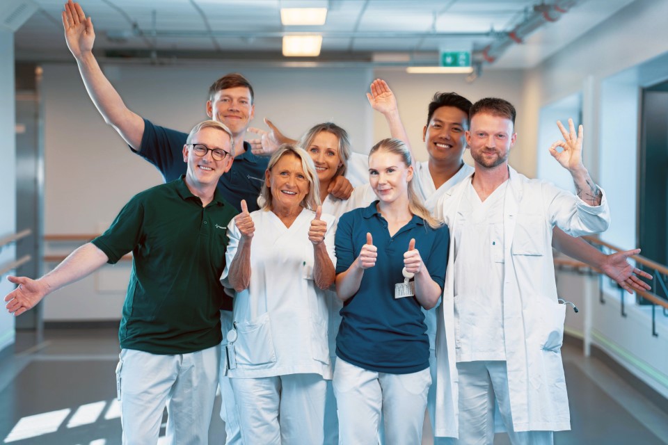 En gruppe helsepersonell som poserer for et bilde