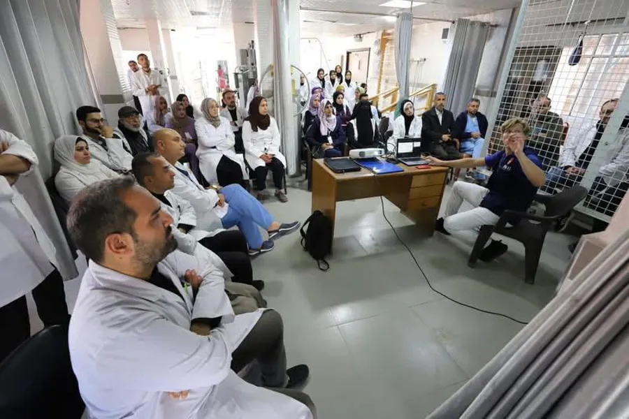 Morten underviser. Rundt han sitter helsepersonell på Al Amal hospital.