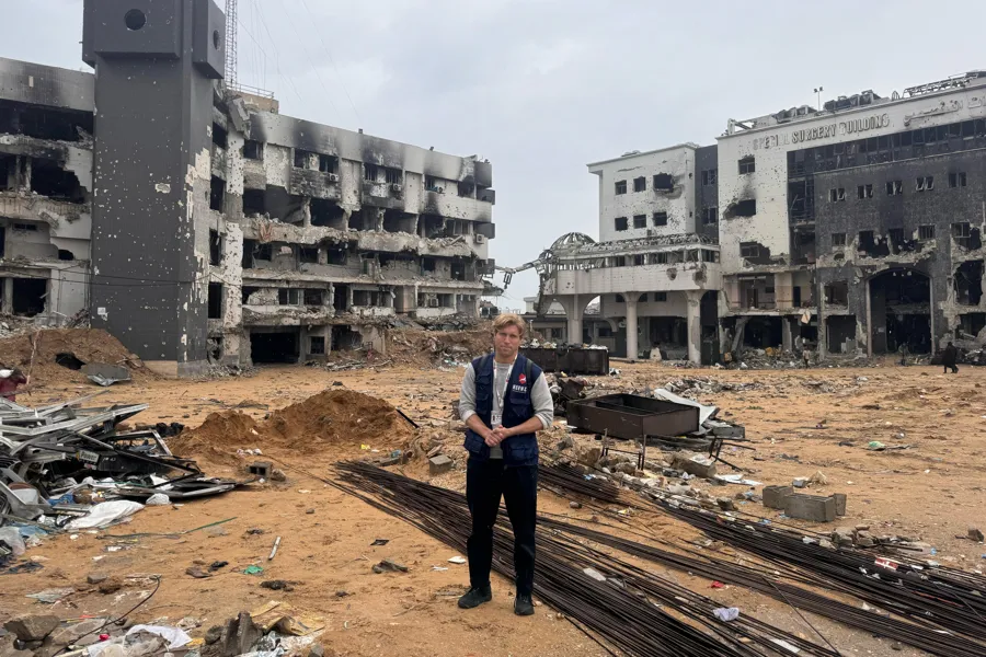 Morten står foran Shifa Hospital Gaza i februar 2025