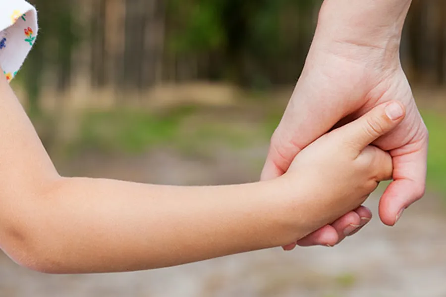 Jente og mor holder hender - illustrasjonsbilde