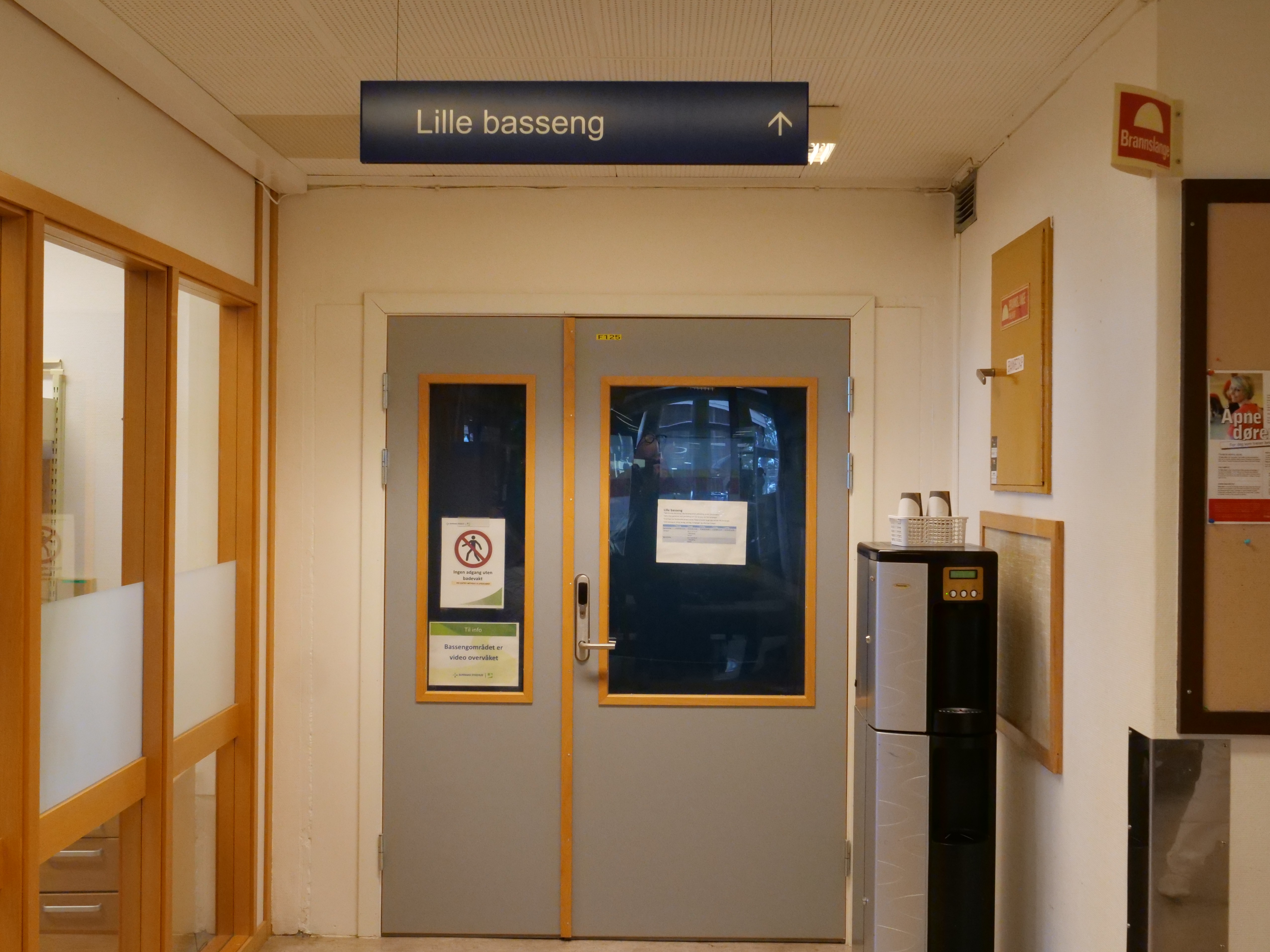 En dør med et skilt over