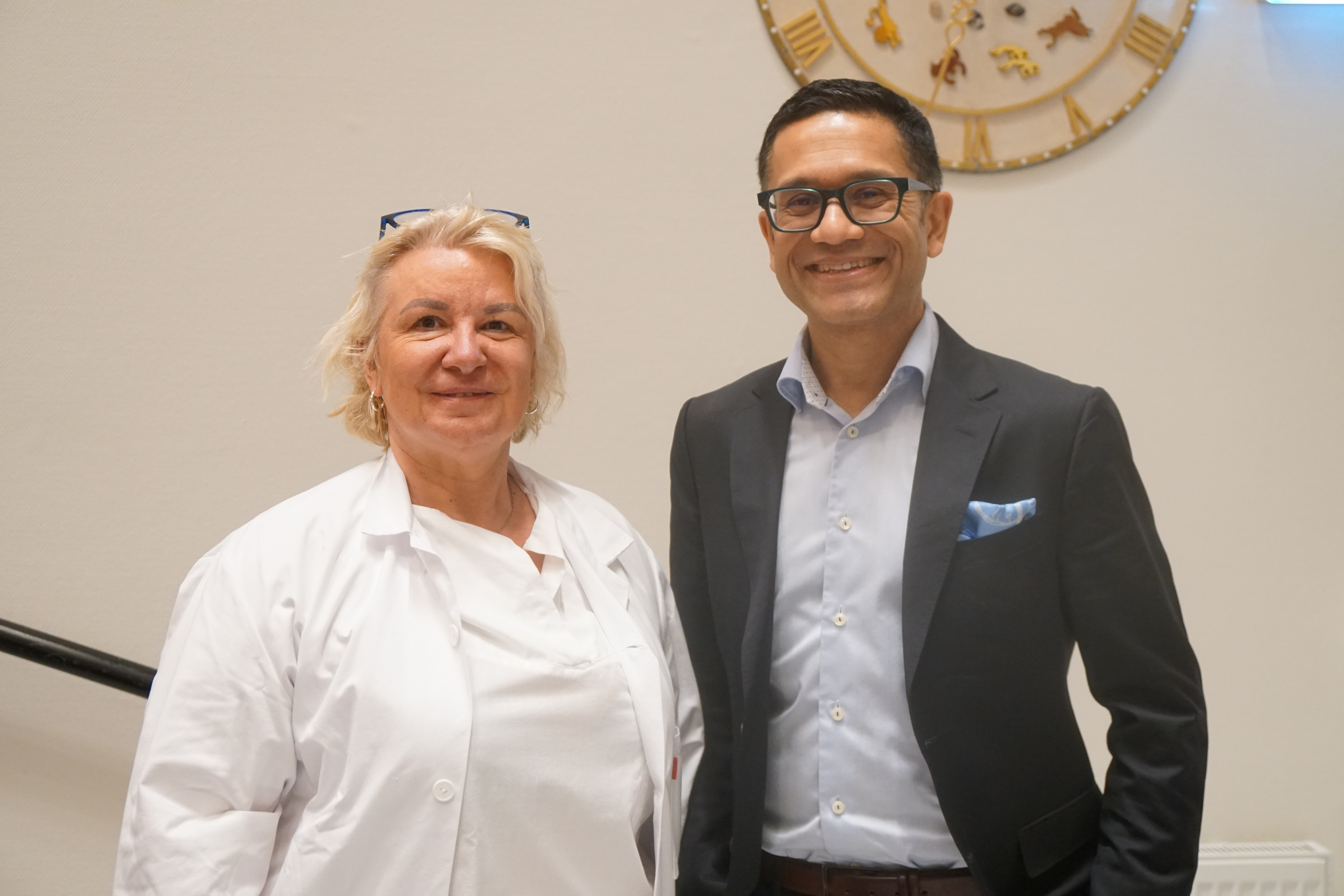 En mann og en kvinne som smiler