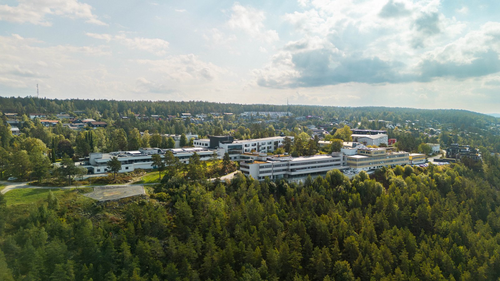 Sunnaas sykehus sett fra vestsiden, bildet er tatt med drone.