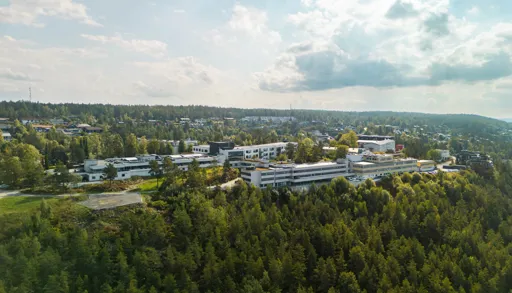 Sunnaas sykehus sett fra vestsiden, bildet er tatt med drone.