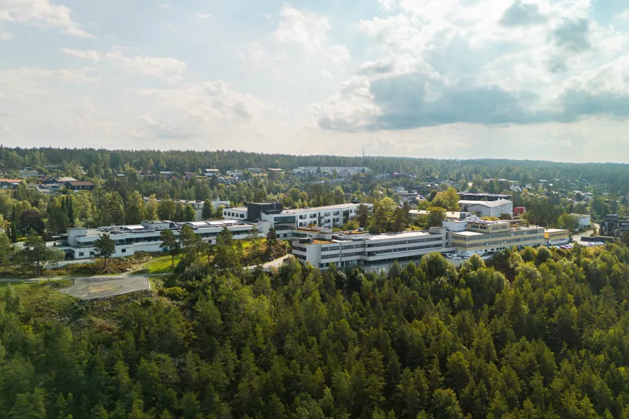 Sunnaas sykehus sett fra vestsiden, bildet er tatt med drone.
