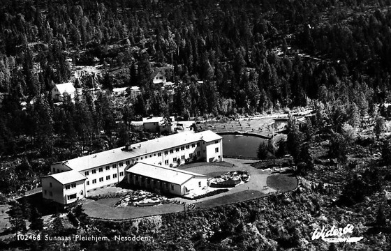 En bygning nær en innsjø Sunnaas sykehus