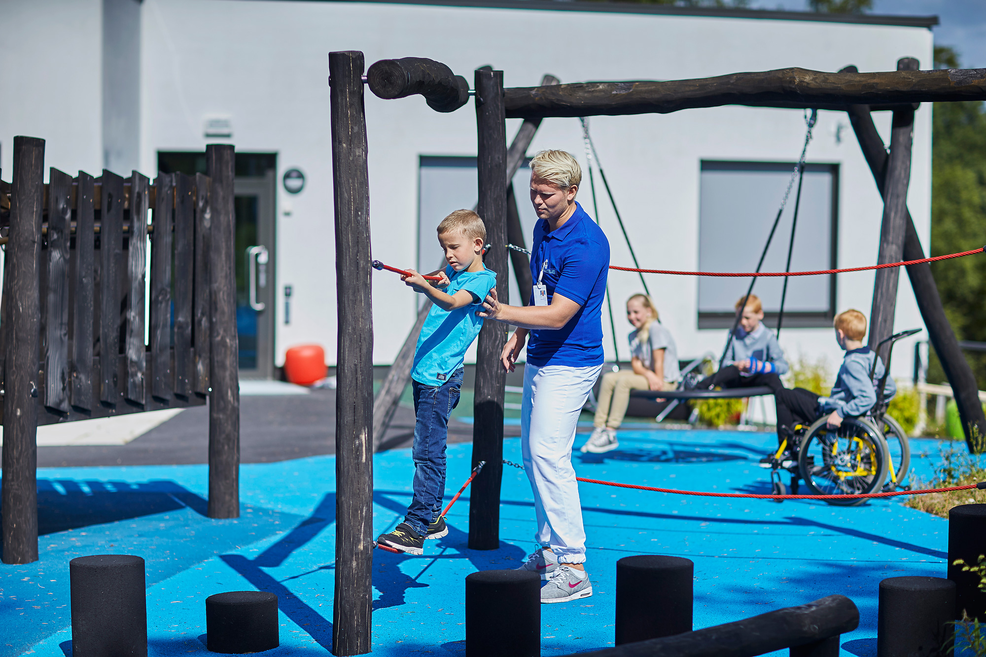 En person og en gutt på en huske