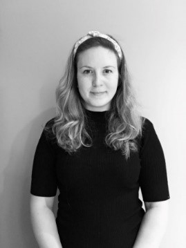 En kvinne med langt hår